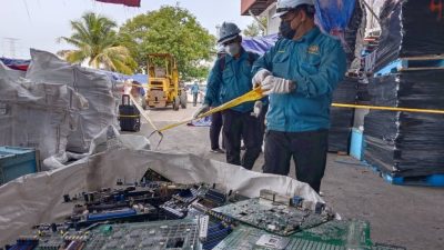 非法電子廢料廠運作2個月   部長率隊突擊起1500公噸電子廢料