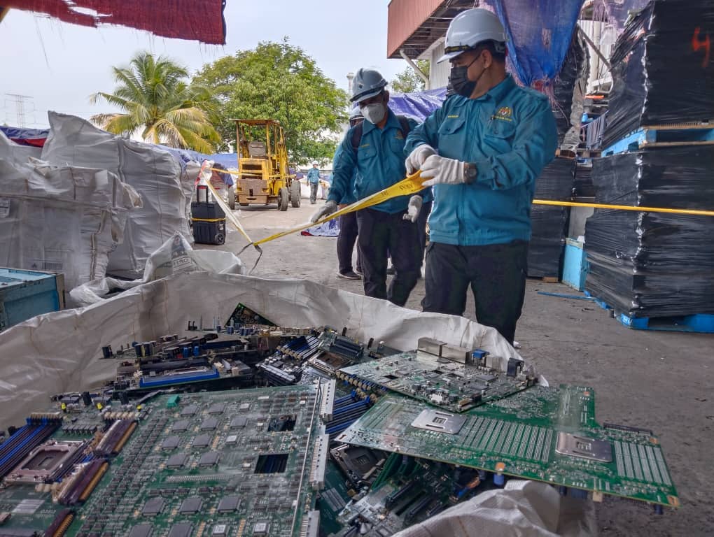 （全国版）非法的电子废料厂偷偷在工业区运作2个月环境局官员起获1500公吨电子废料