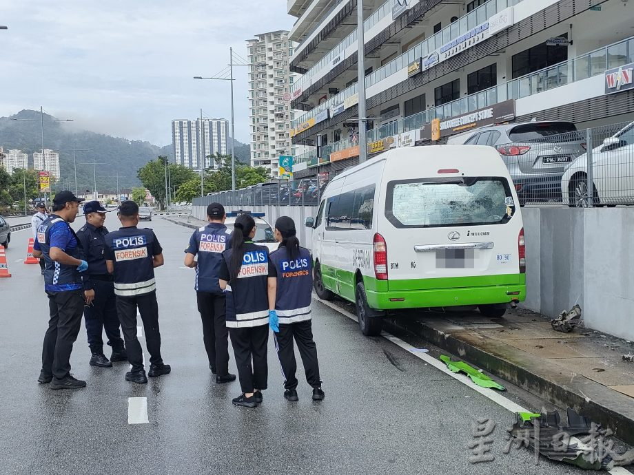 （全國）客貨車拒查逃跑圖撞警 警開槍射輪胎