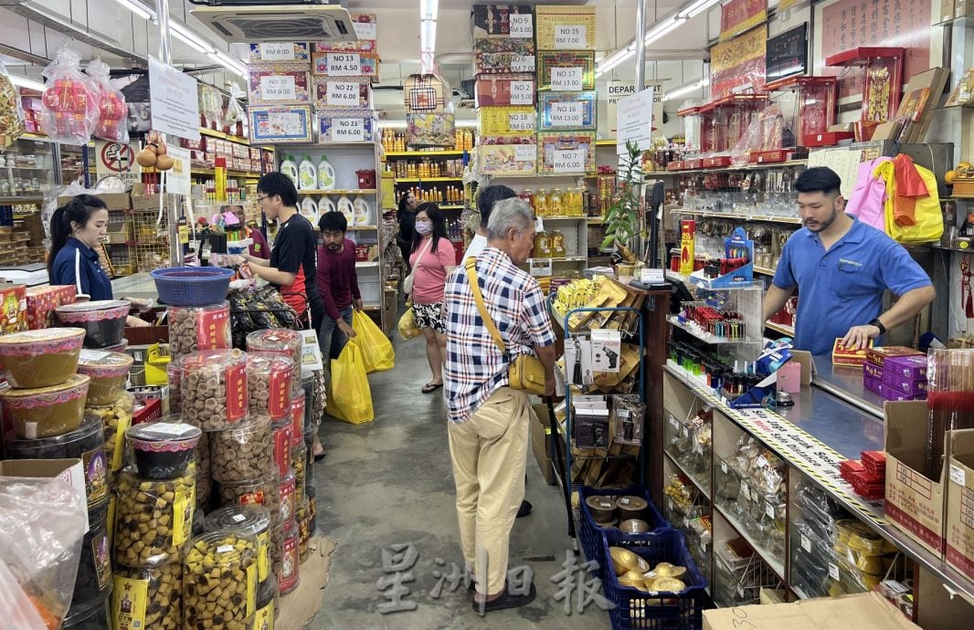 （古城封面主文）中元节祭品售价有起有落·神料店人潮显现