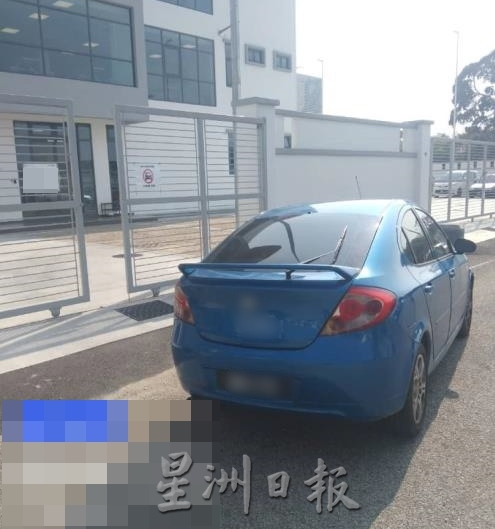 （古城封面主文）工作人員路中央裝卸貨，車主隨意停放轎車，影響萬佳市工業區秩序