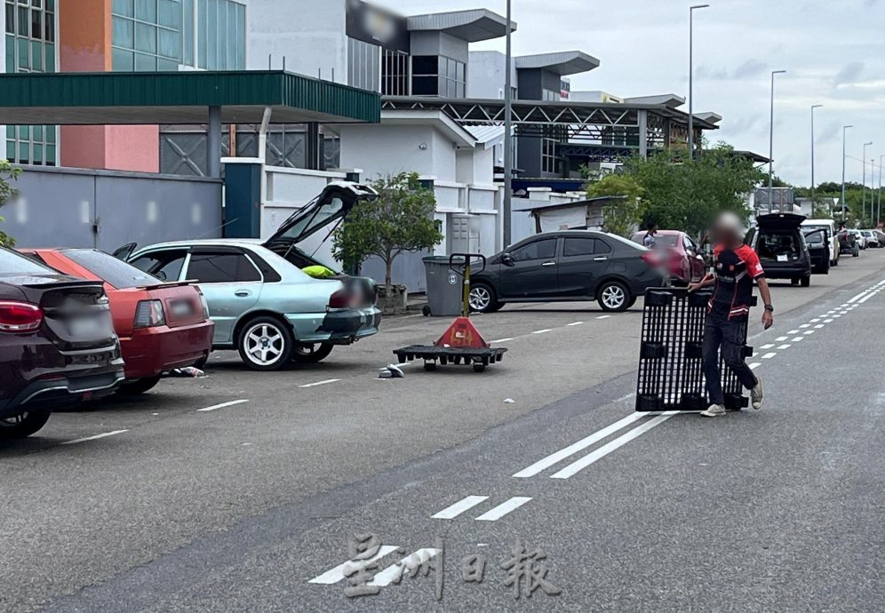 （古城封面主文）工作人員路中央裝卸貨，車主隨意停放轎車，影響萬佳市工業區秩序