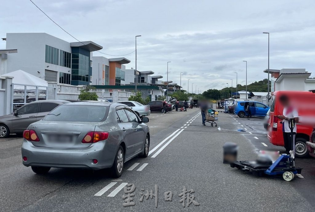 （古城封面主文）工作人員路中央裝卸貨，車主隨意停放轎車，影響萬佳市工業區秩序