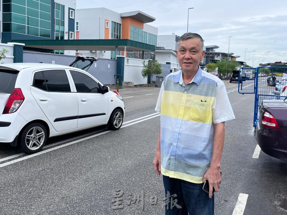 （古城封面主文）工作人員路中央裝卸貨，車主隨意停放轎車，影響萬佳市工業區秩序