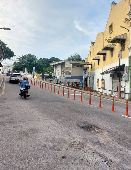 （古城封面副文）板底街上桥之前路中窟窿危及道路使用者