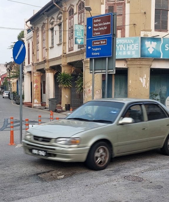 （古城封面副文）板底街上桥之前路中窟窿危及道路使用者