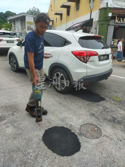 （古城封面副文）板底街路坑被铺平