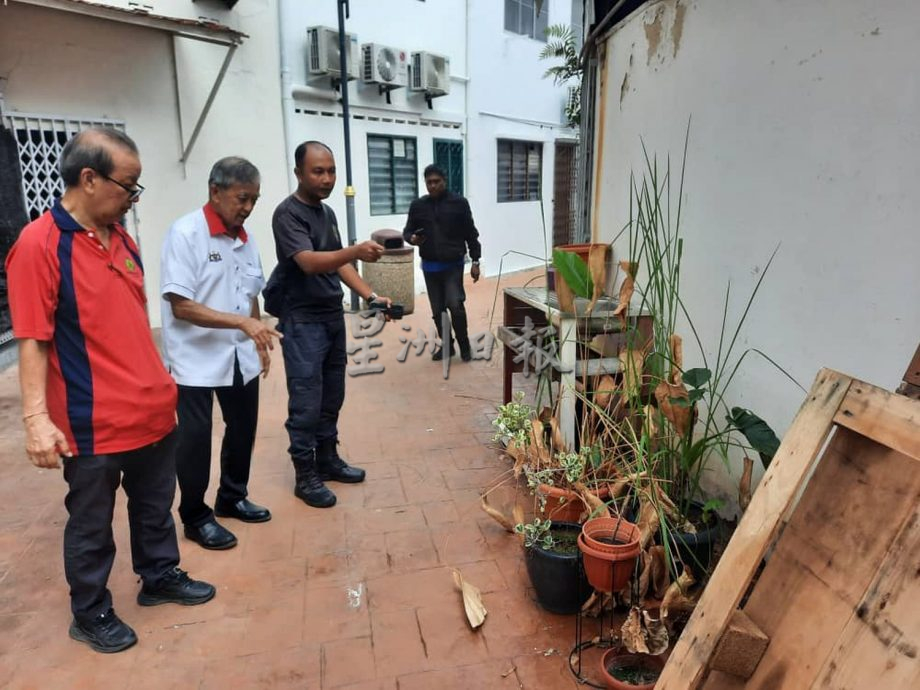 （古城第三版主文）杂物堆后巷，花盆内满是孑孓