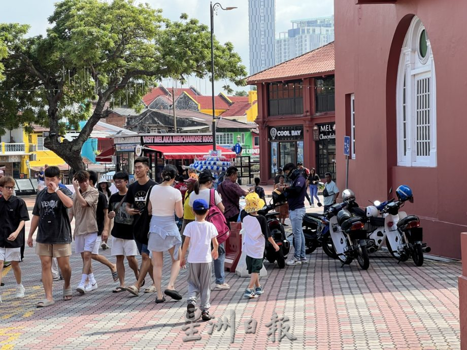 （古城第三版主文）遊客不解：無車區為何處處是摩托車？