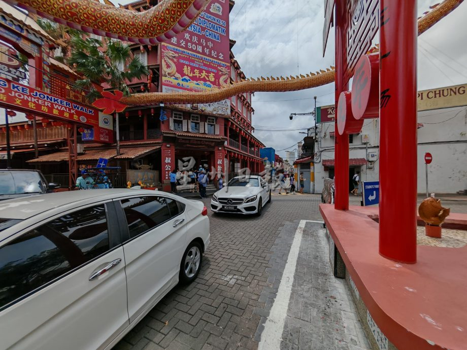 （古城第二版主文）车来车往不安全，鸡场街喷水池边或设围栏阻游客坐