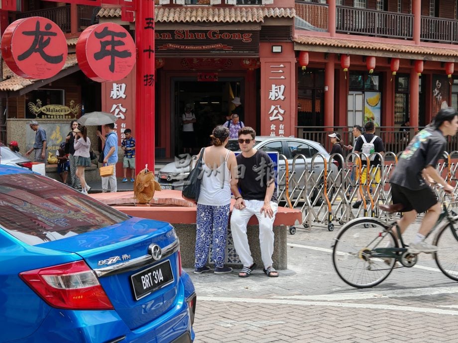 （古城第二版主文）车来车往不安全，鸡场街喷水池边或设围栏阻游客坐