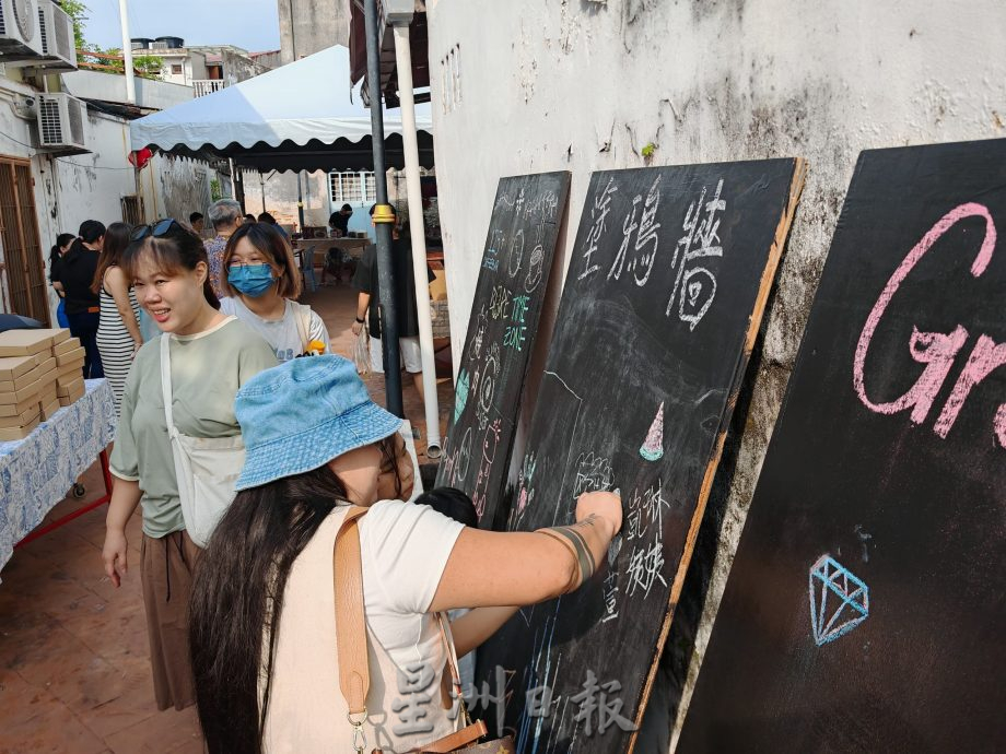 （古城第二版主文）邱培棟支持豆腐街後巷手作市集，希望每個月舉辦