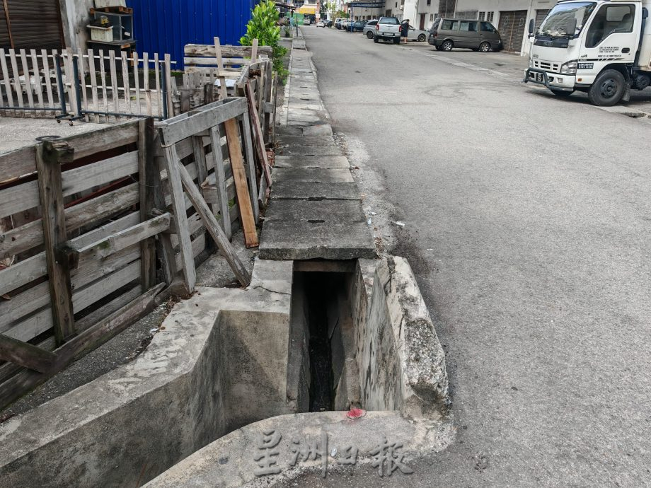 （古城第五版主文）雜貨店賣雞魚，汙水倒溝渠發出臭味，引老鼠四腳蛇