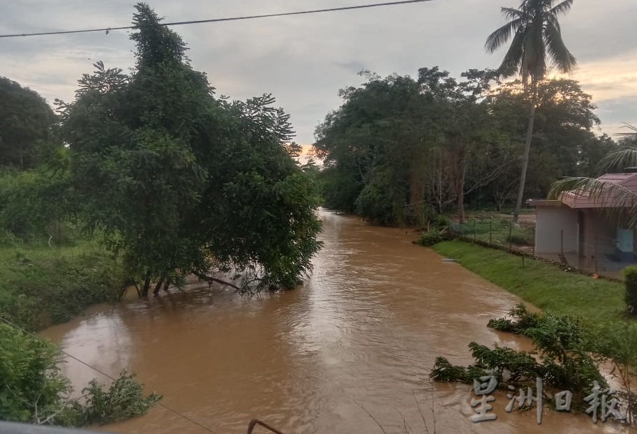 （古城第六版主文）甘榜畢蘇遇閃電水災，道路遭大面積破壞