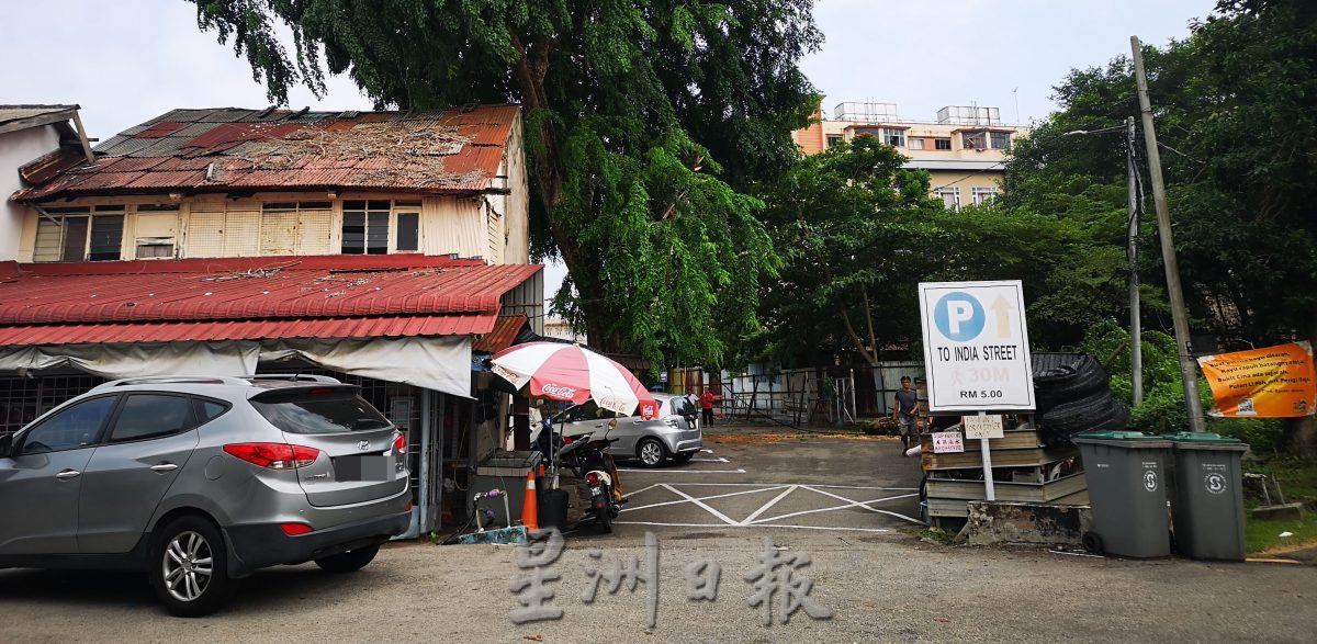 （古城）三宝井百年老树的树杆凌晨风雨中断裂，阻挡去路