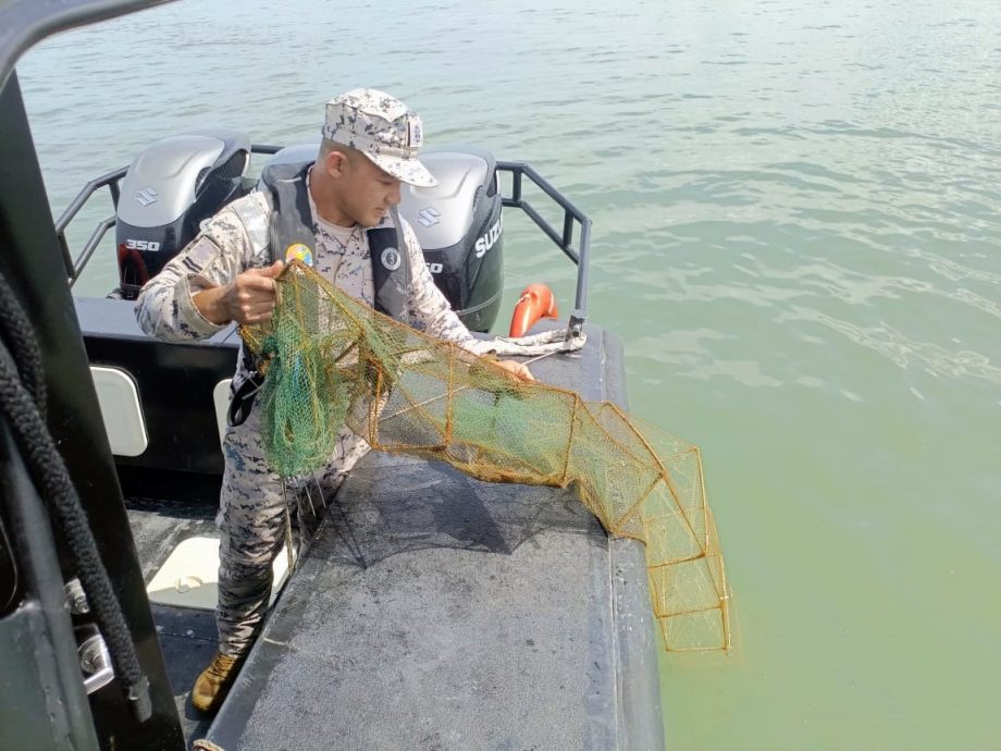 （大北马）玻港口海事执法机构巡逻发现同一处漂浮塑料瓶，捞起发现40龙筌全数充公