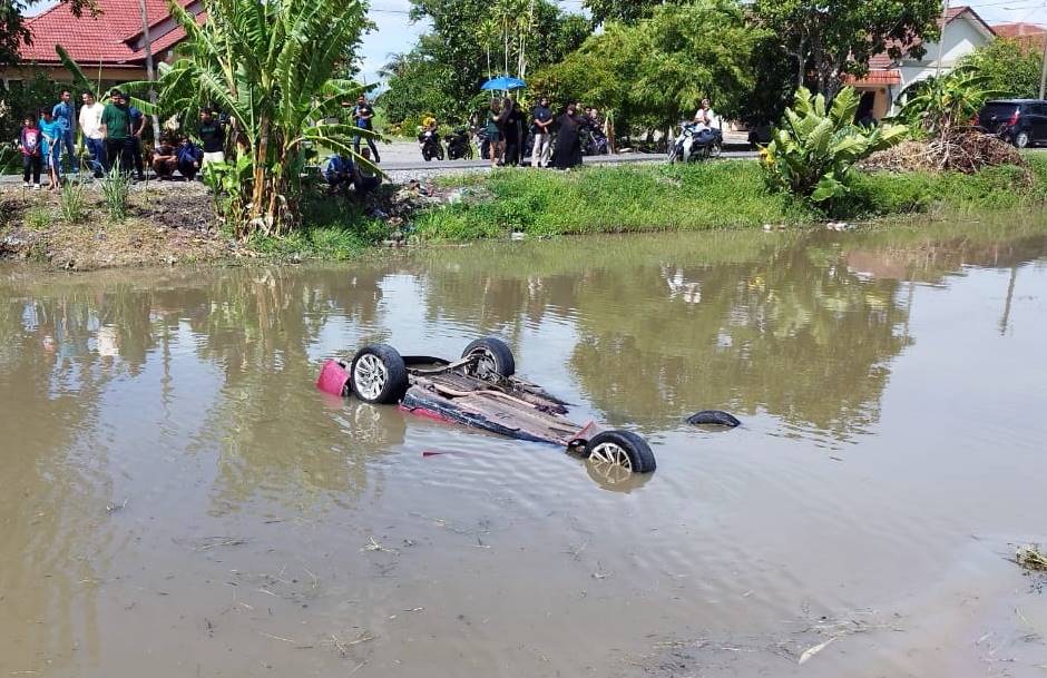 男子無牌駕駛，瞌睡開車致失控，撞燈柱復墜河，妻兒吸入過多水昏迷須CPR搶救