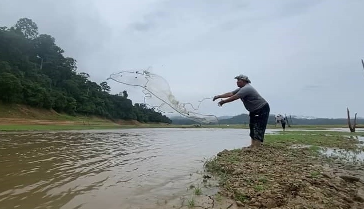 （大北马）莫哈末沙努西日前亲自与村民实地考察长期缺少降雨而受影响的慕达水坝