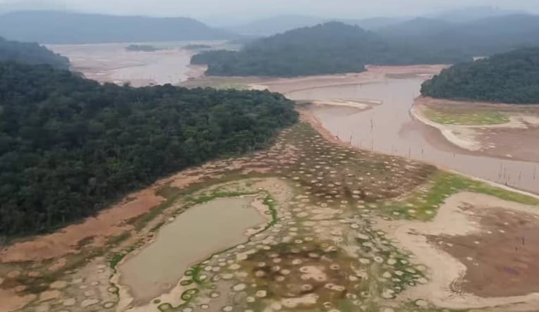 （大北马）莫哈末沙努西日前亲自与村民实地考察长期缺少降雨而受影响的慕达水坝