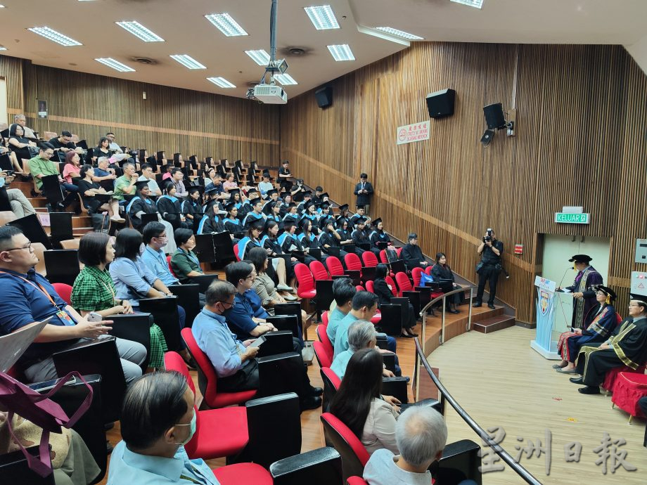 （已签发）全国：首届拉曼理工大学教育专业文凭毕业礼礼，27宽中老师唱骊歌