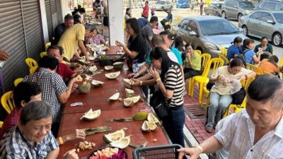 150新加坡南安人访麻 与同乡交流及吃榴梿