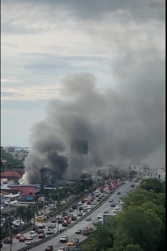 （已簽發）柔：地不佬路旁空置店屋著火 滾滾濃煙引公眾擔憂