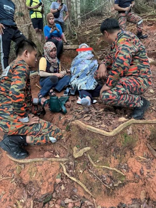 （已簽發）柔：女子登南峇山受傷 消拯員爬上800公尺處救人
