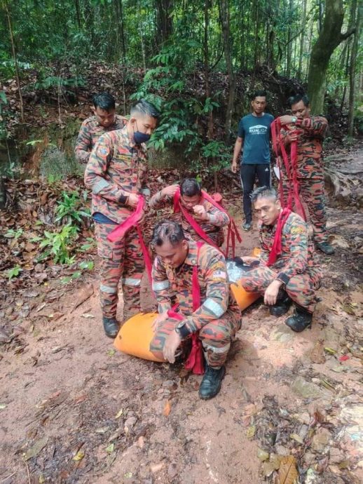 （已签发）柔：女子登南峇山受伤 消拯员爬上800公尺处救人