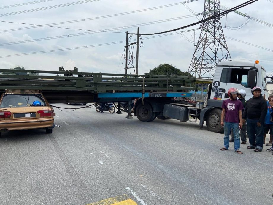 （已簽發）柔：汽車車頭卡拖格羅裡底部，60歲汽車司機送院兩天後斃命