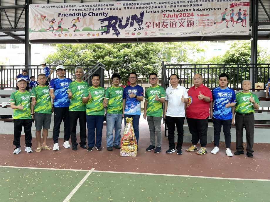 （已签发）柔：**版三**麻坡“全国友谊义跑” 4000跑者雨中为校筹款