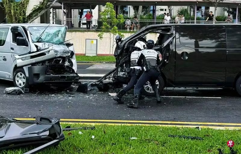 （已簽發）柔：獅城二三事：後港兩貨車相撞 一人受困駕駛座