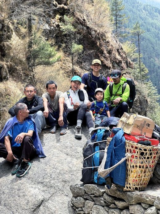 （已签发）柔：狮城二三事：夫妻携4岁儿爬珠峰 食物中毒骑马下山