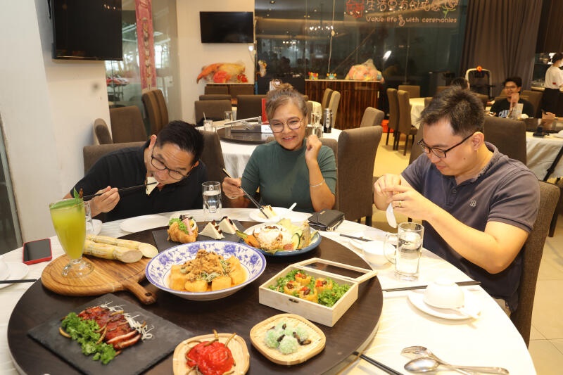 （已簽發）柔：獅城二三事：當局昨剛批 食客爭嘗昆蟲餐 醫生：若過敏即時求醫