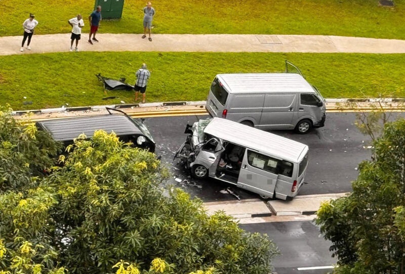 （已簽發）柔：獅城二三事：疑為避狗失控 校巴衝反向車道 釀3車連環撞