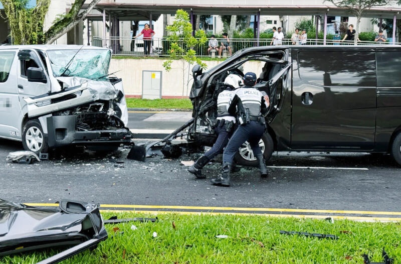 （已簽發）柔：獅城二三事：疑為避狗失控 校巴衝反向車道 釀3車連環撞