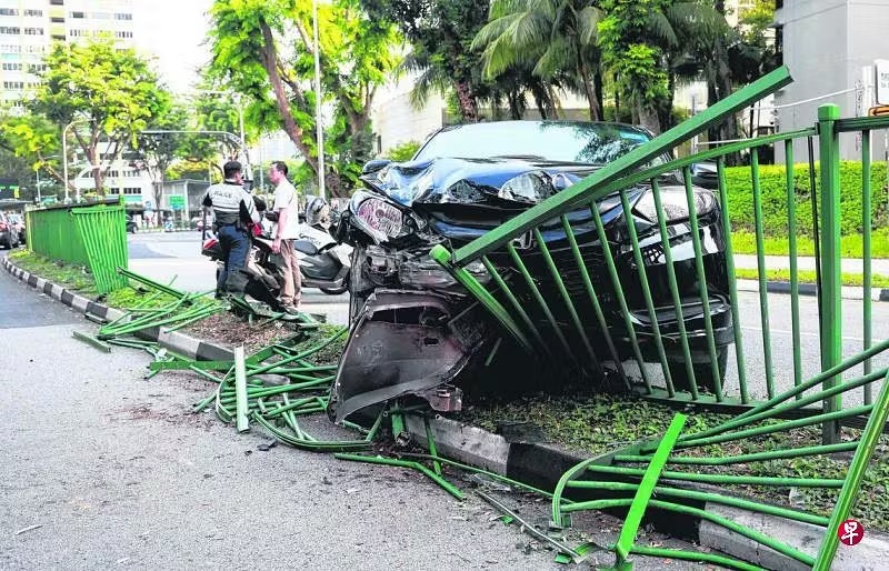 （已簽發）柔：獅城二三事：私召車失控撞欄杆 司機助查