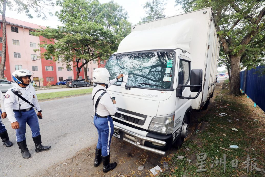 重型交通工具拖車行動