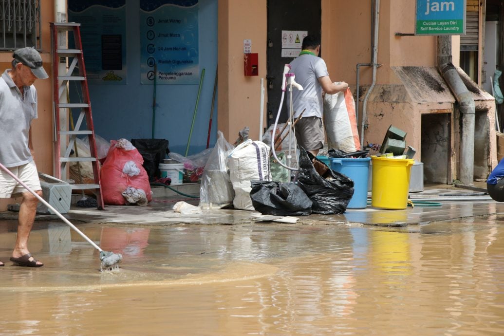 （水灾）东贡岸镇商家损失惨重   