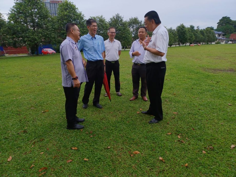 （版頭）大都會/加影育中外走道旁的溝渠崩塌，張睷洋：要求市議會圍起來及置放路障