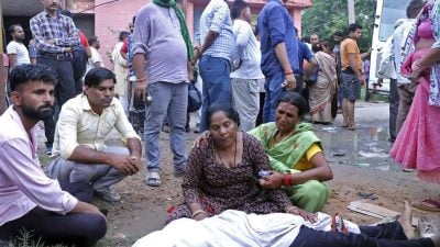 视频|印度人踩人事故酿116人死亡 集会人数远超场地容量10倍