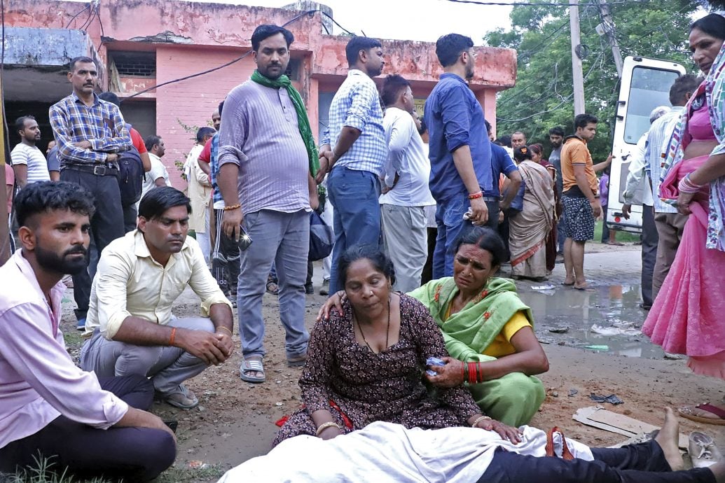 （视频）印度人踩人事故酿116人死亡 集会人数远超场地容量10倍