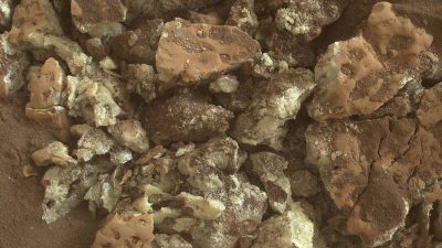NASA好奇号在火星“撞到宝” 意外发现硫磺晶体
