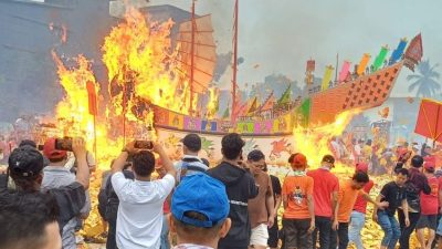 印尼峇眼亞庇萬人空巷   “興、旺、發”燒王船 求平安