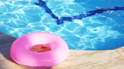 7岁男童酒店泳池溺水 被父亲救起送院仍不治