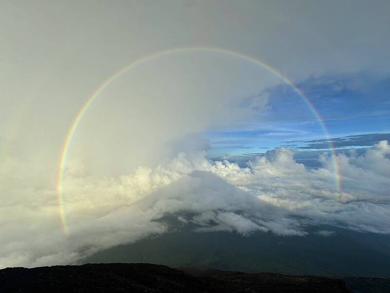 10年一遇奇景！ 日本富士山“彩虹環繞”絕美畫面曝光