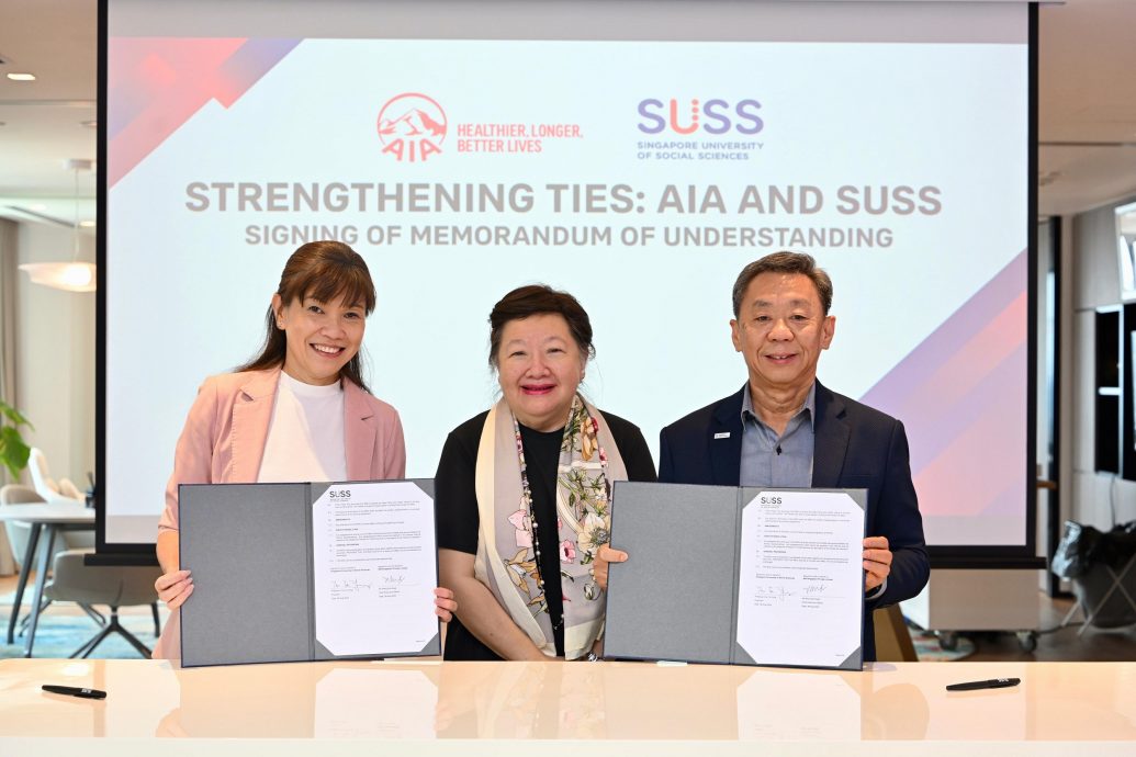 Pictured from left to right: Wong Sze Keed, Chief Executive Officer of AIA Singapore, Mrs Mildred Tan, Chairman of SUSS Board of Trustees and Independent Non-Executive Director of the AIA Singapore Board, Professor Tan Tai Yong, President, SUSS