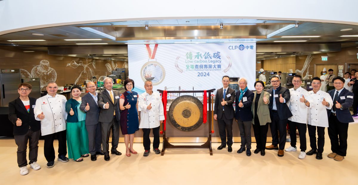 CLP Power Managing Director Mr Joseph Law (seventh right), CLP Power Chief Corporate Development Officer Ms Quince Chong (sixth left), CLP Power Senior Director of Customer Success & Experience Ms Lena Low (fifth right), and the judging panel and catering industry representatives kick off the competition.