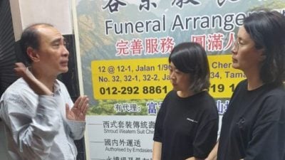 中国父子被撞1死1伤| 妻来马领尸火化 委托本地律师跟进后续