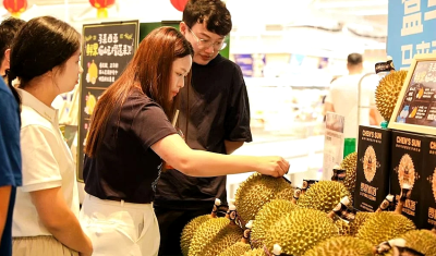 Fresh durians from Malaysia sold in China now