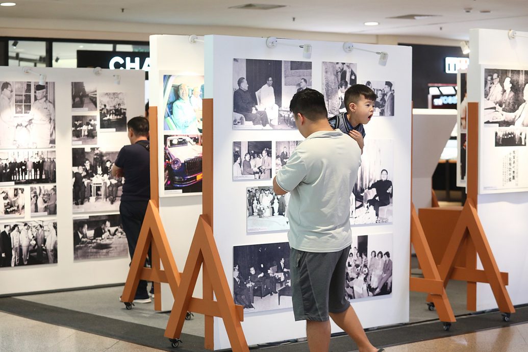 《繁花硕果：马中建交50周年》纪念图册与图片展推介礼画页文